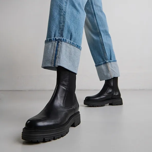 Ankle boots with notched soles in black leather