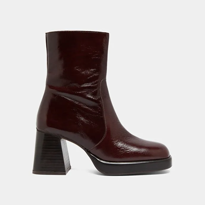 Ankle boots with platforms in dark brown shiny leather