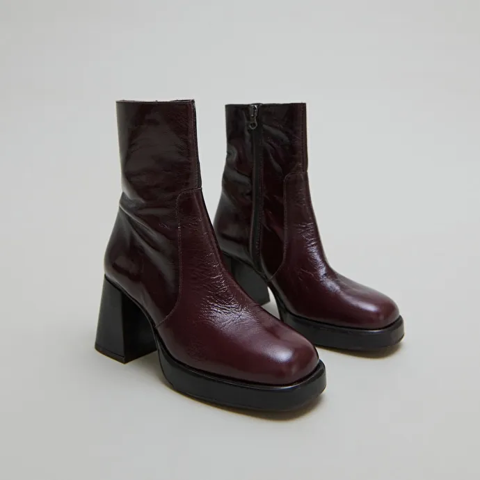 Ankle boots with platforms in dark brown shiny leather