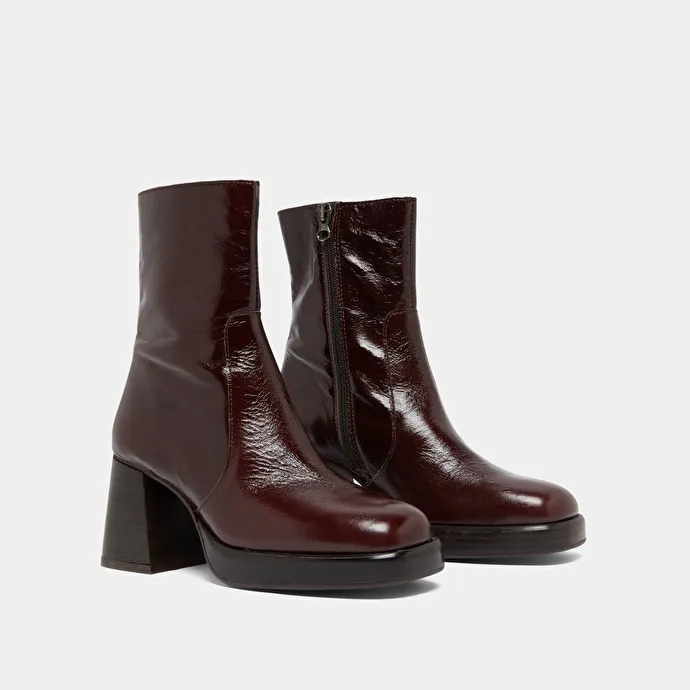 Ankle boots with platforms in dark brown shiny leather