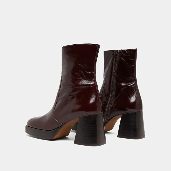 Ankle boots with platforms in dark brown shiny leather