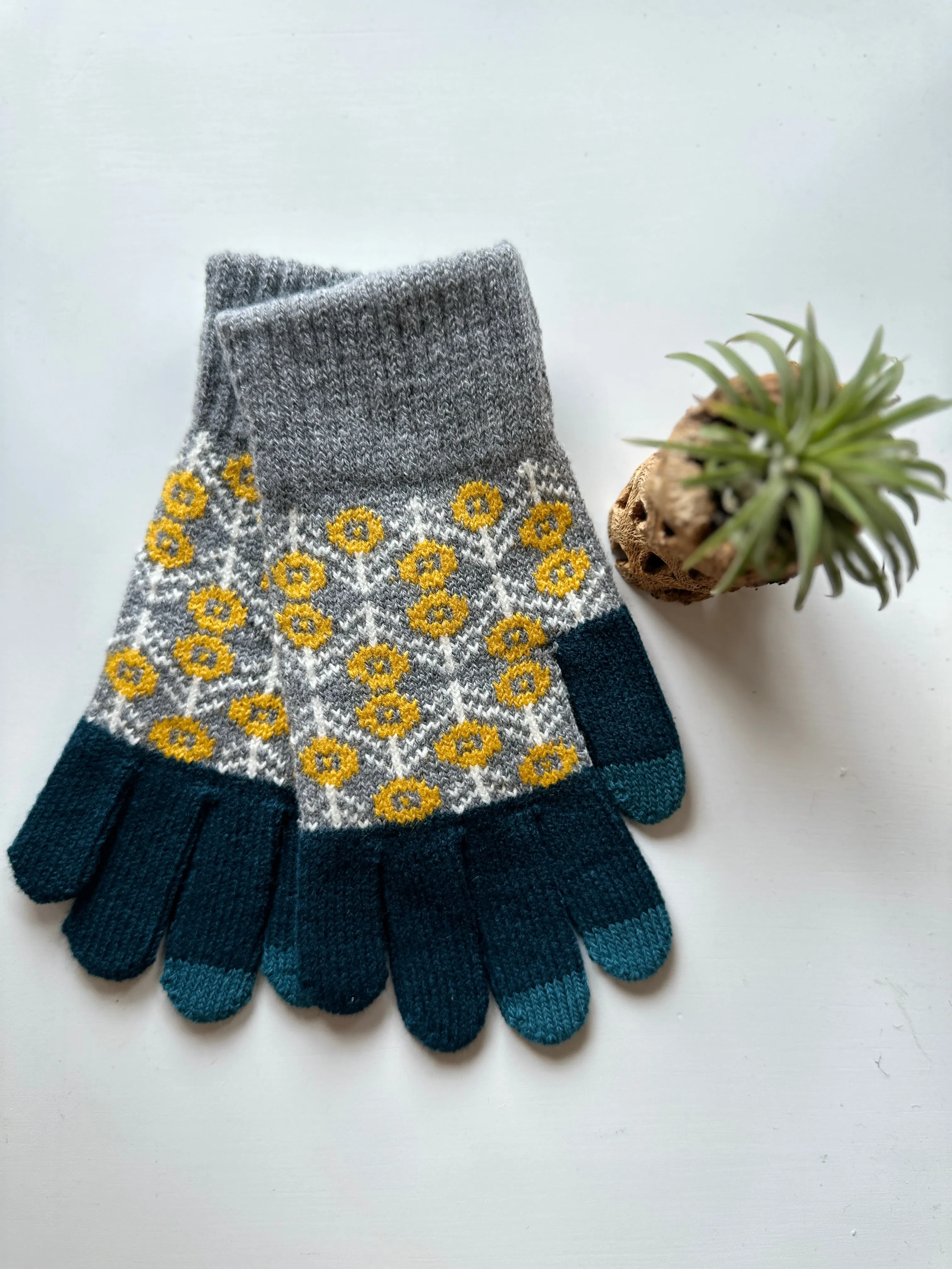 Aztec Knit Smart Touch Gloves | Patterned Design | Touchscreen Compatible