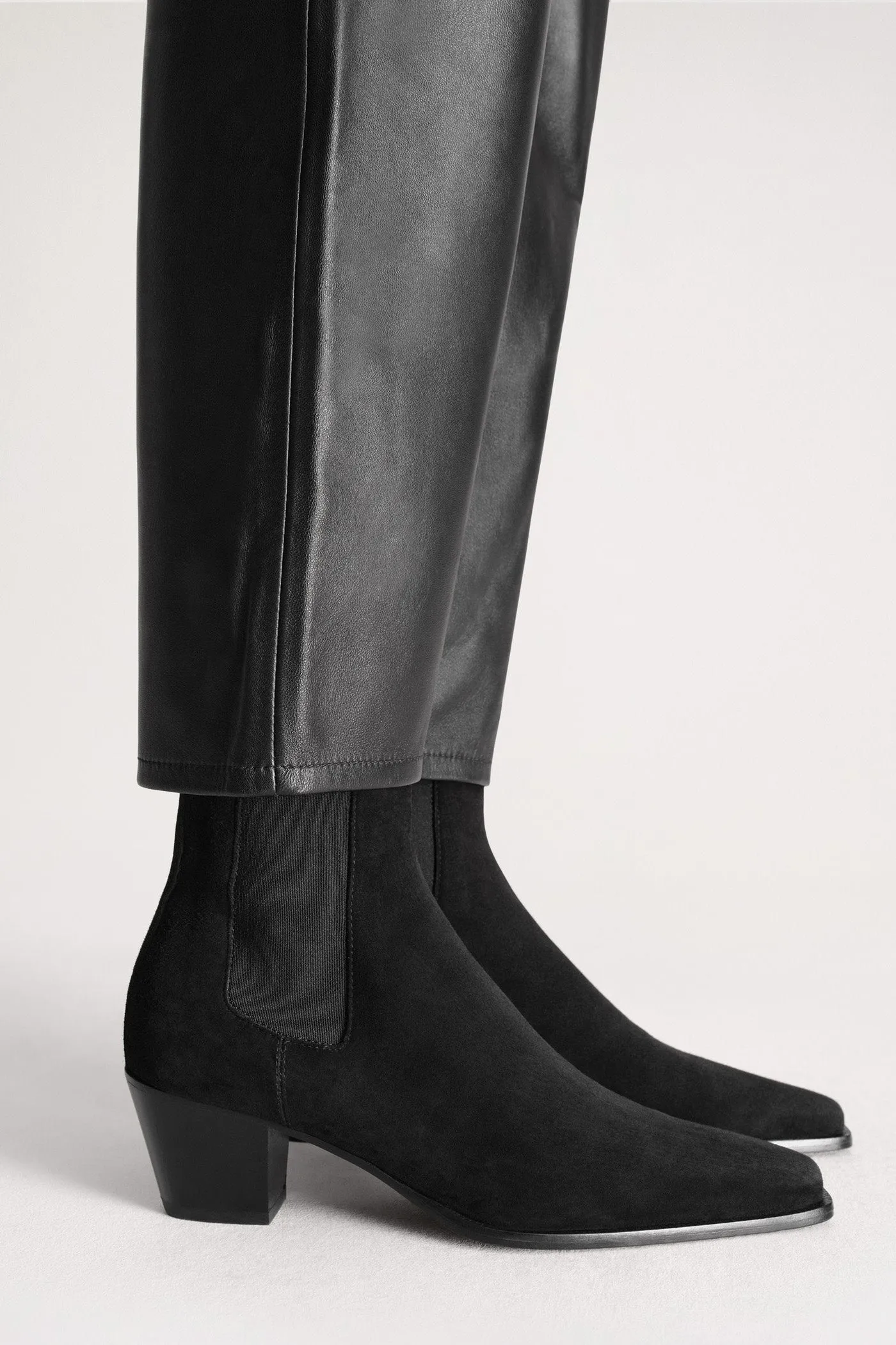 Boots The City Suede in Schwarz