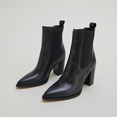 Heeled ankle boots with elastics in black leather