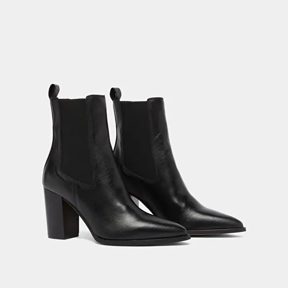 Heeled ankle boots with elastics in black leather