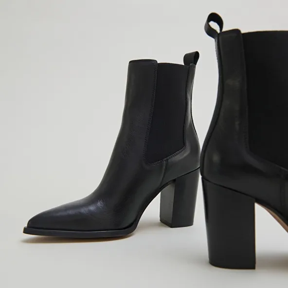 Heeled ankle boots with elastics in black leather