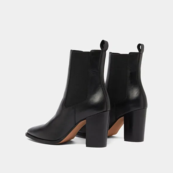 Heeled ankle boots with elastics in black leather