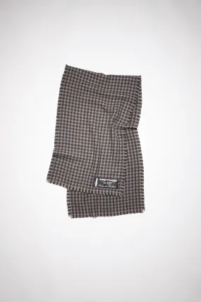 Houndstooth wool scarf