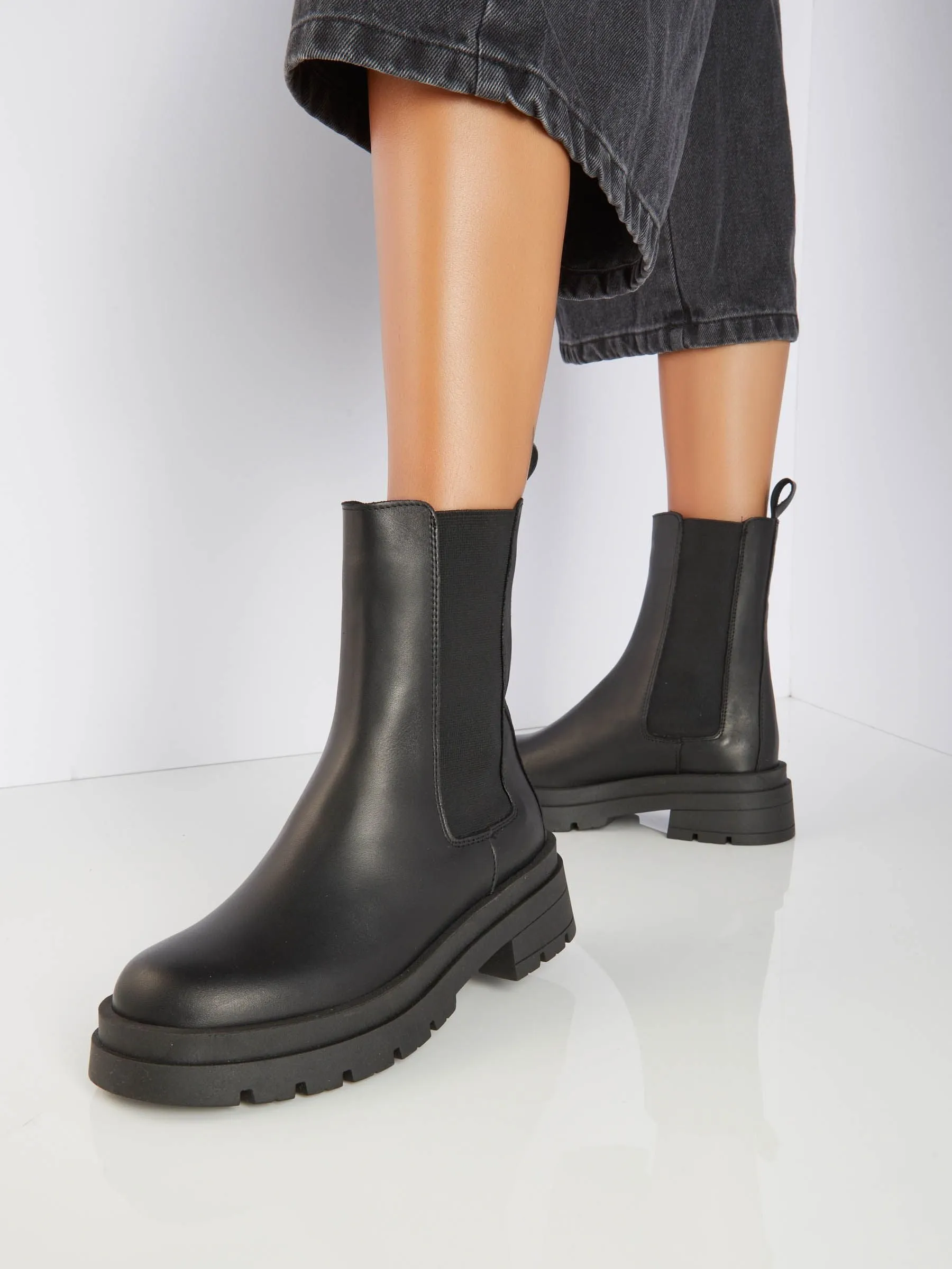 Ovyé - Chelsea boots in leather