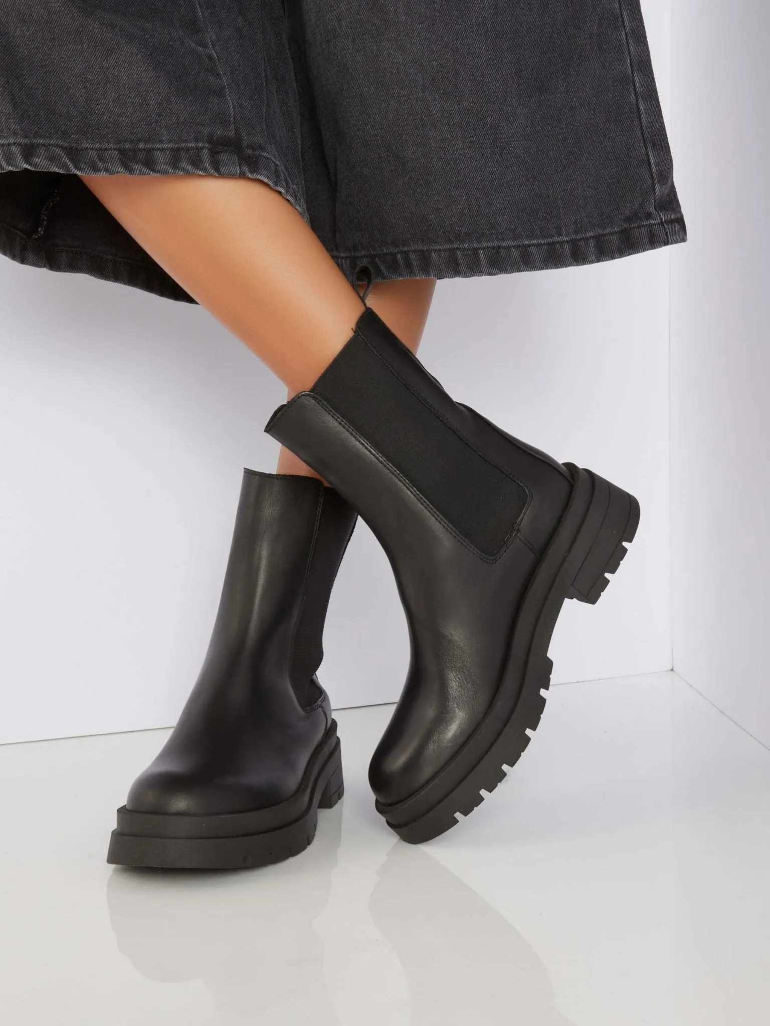 Ovyé - Chelsea boots in leather