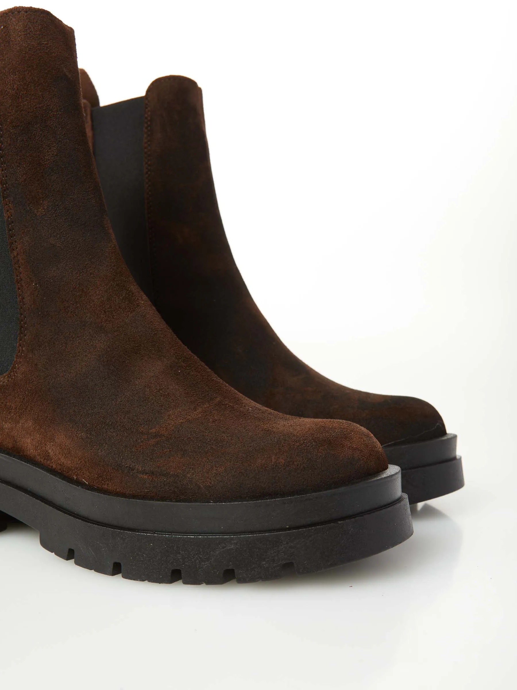 Ovyé - Suede Chelsea boot with side elastic bands.