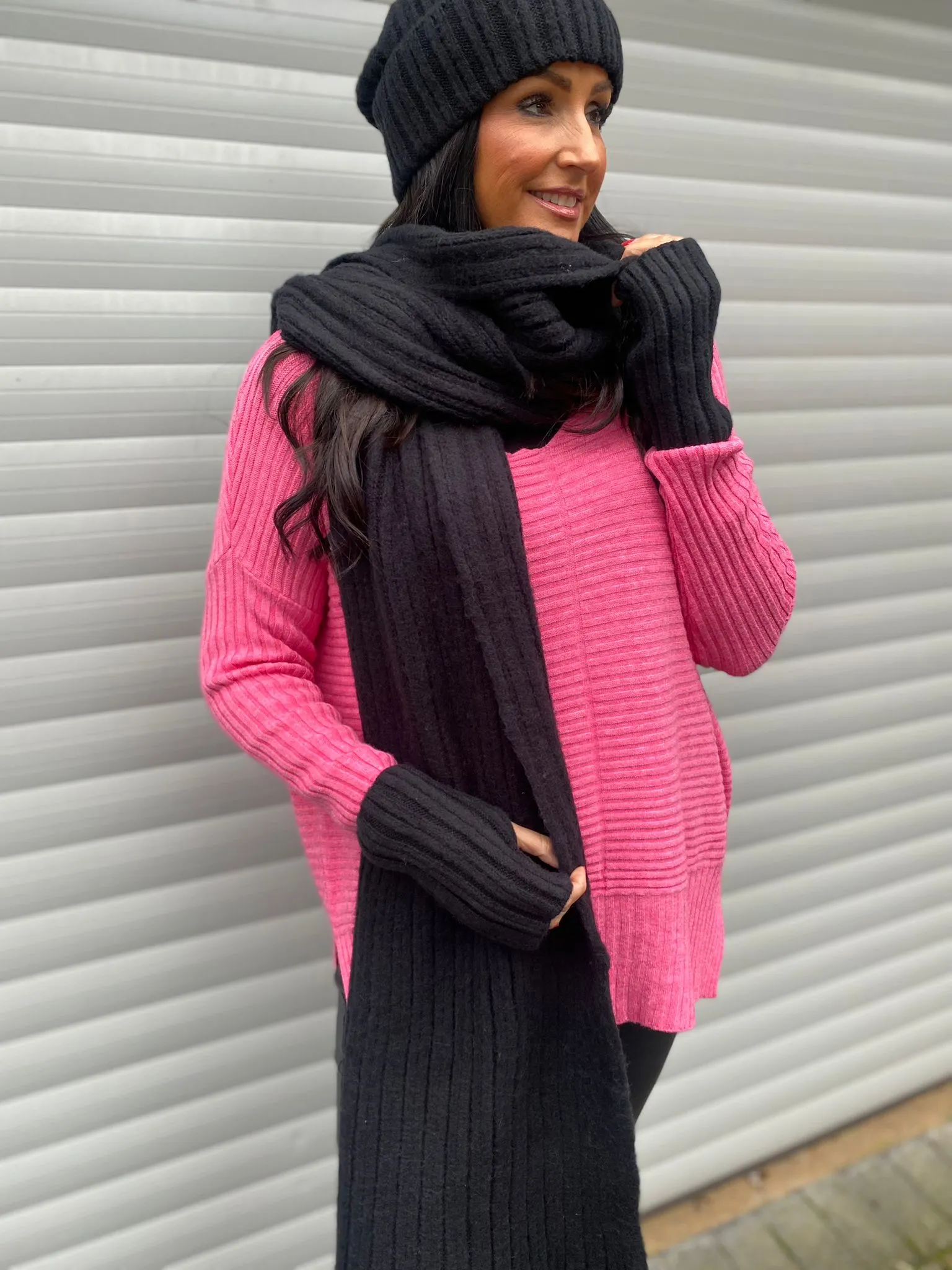 Stylish Ribbed Knit Scarf - Black