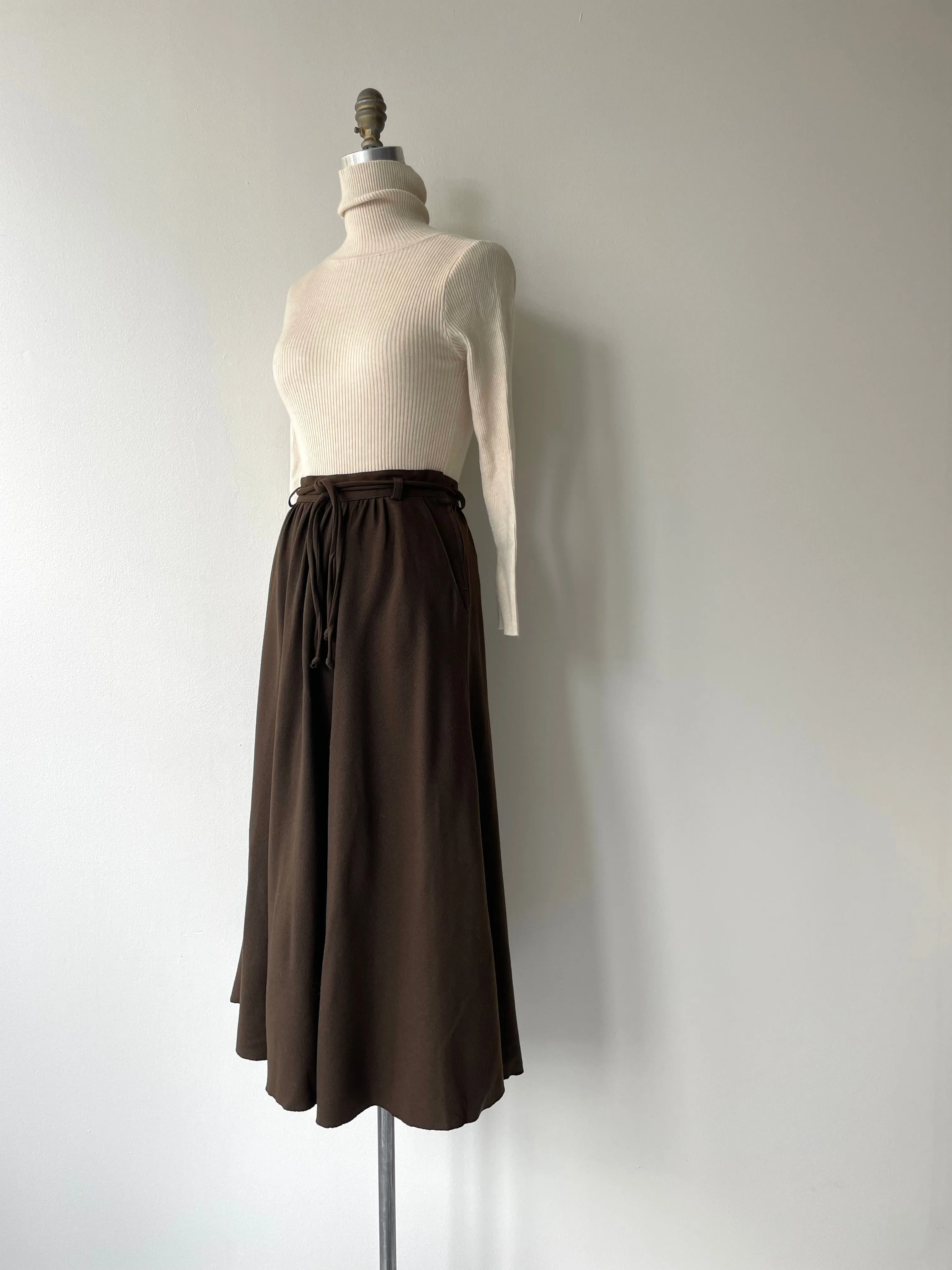 Westmeath Wool Skirt: High-quality wool skirt from Westmeath with exceptional craftsmanship and stylish design. Perfect for any 