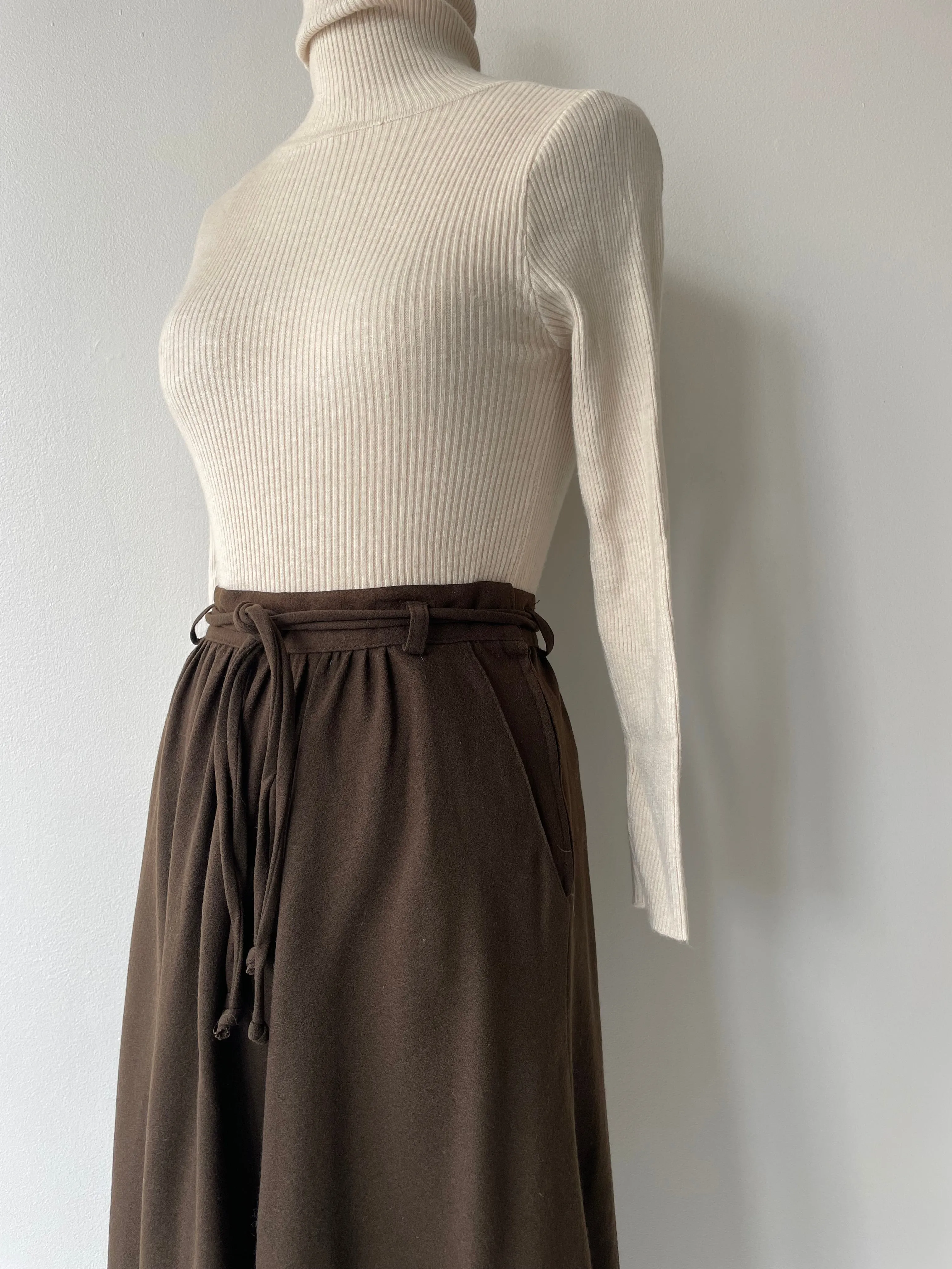 Westmeath Wool Skirt: High-quality wool skirt from Westmeath with exceptional craftsmanship and stylish design. Perfect for any 