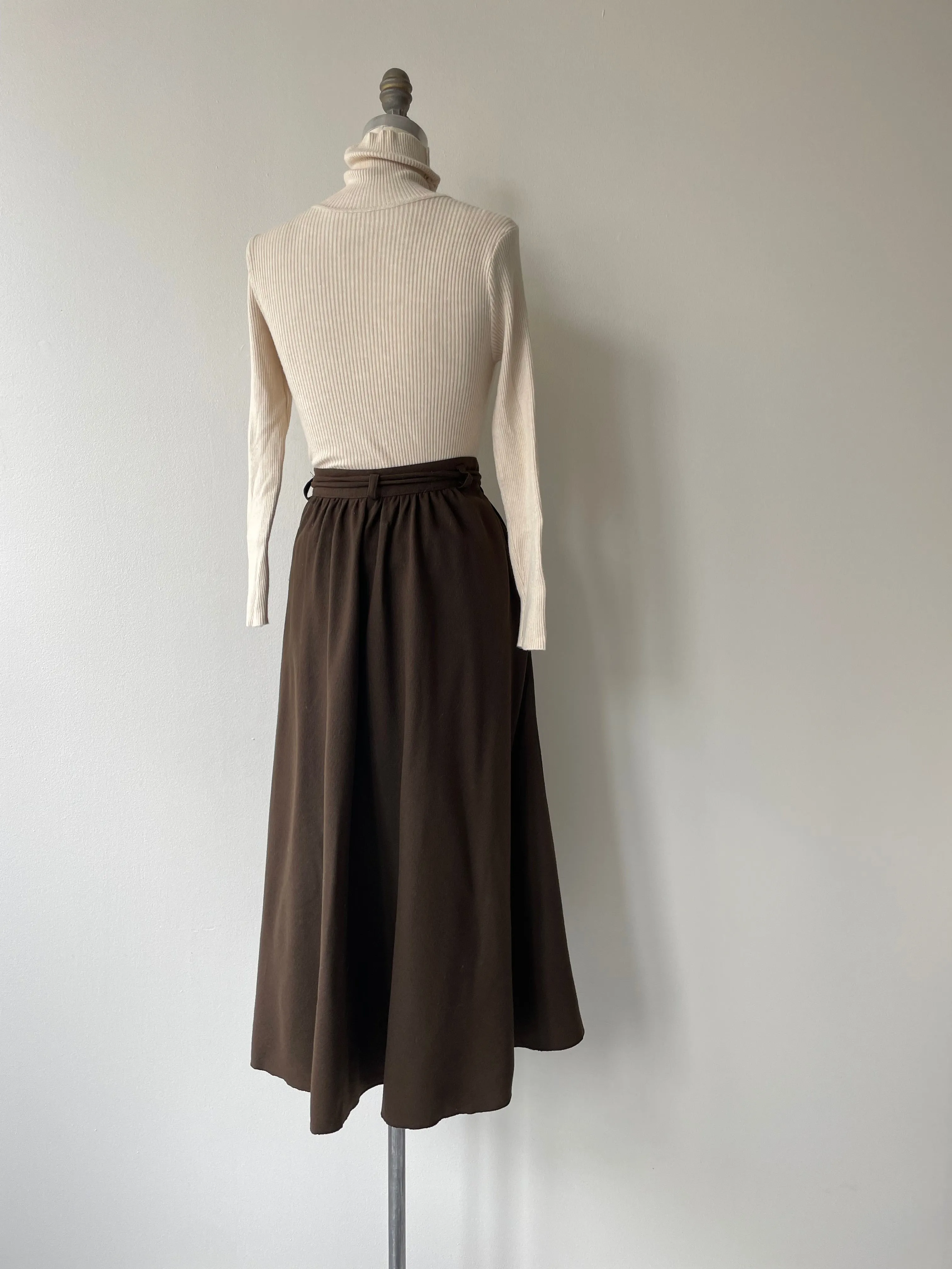 Westmeath Wool Skirt: High-quality wool skirt from Westmeath with exceptional craftsmanship and stylish design. Perfect for any 